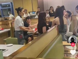 海底捞捉小三！闺蜜和男友偷偷去约会 被女朋友追到海底捞