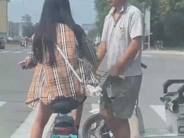 变态男当街拦路小姐姐索要袜子 不给还不让走